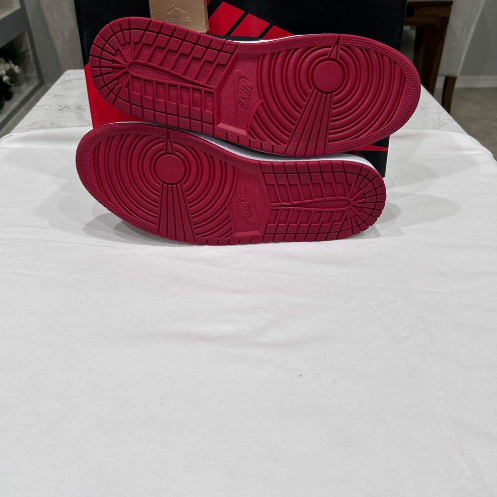Jordan 1 Retro Low OG— White, Black & Red (Black Toe) - Picture 4 of 6